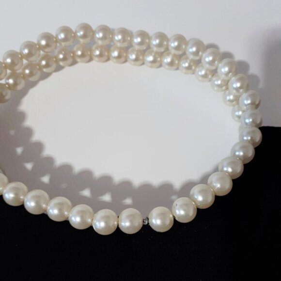 EUC Shiraleah black crescent shaped handbag w faux pearl handles and embroidery - Picture 8 of 8